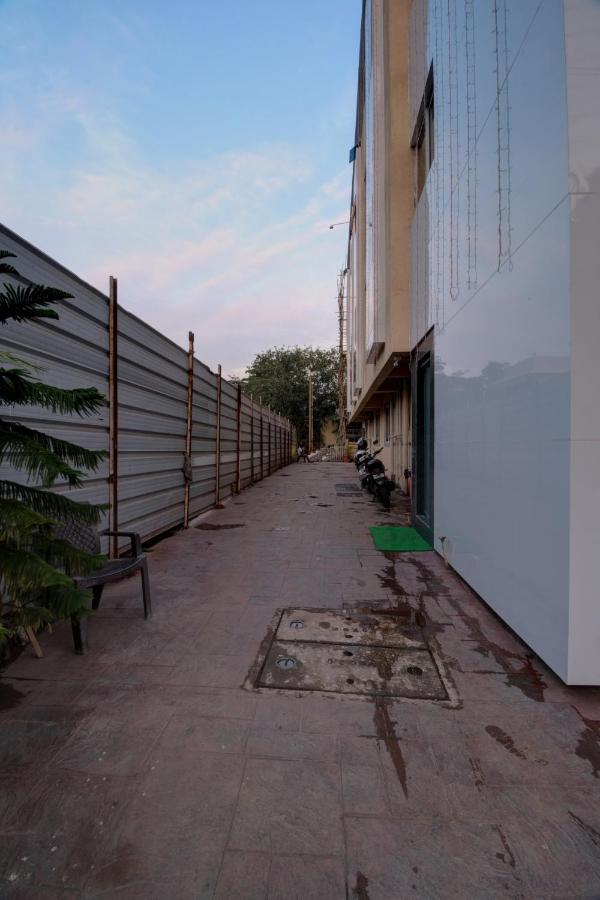 Hotel Mourya Residency Navi Mumbai Exteriör bild
